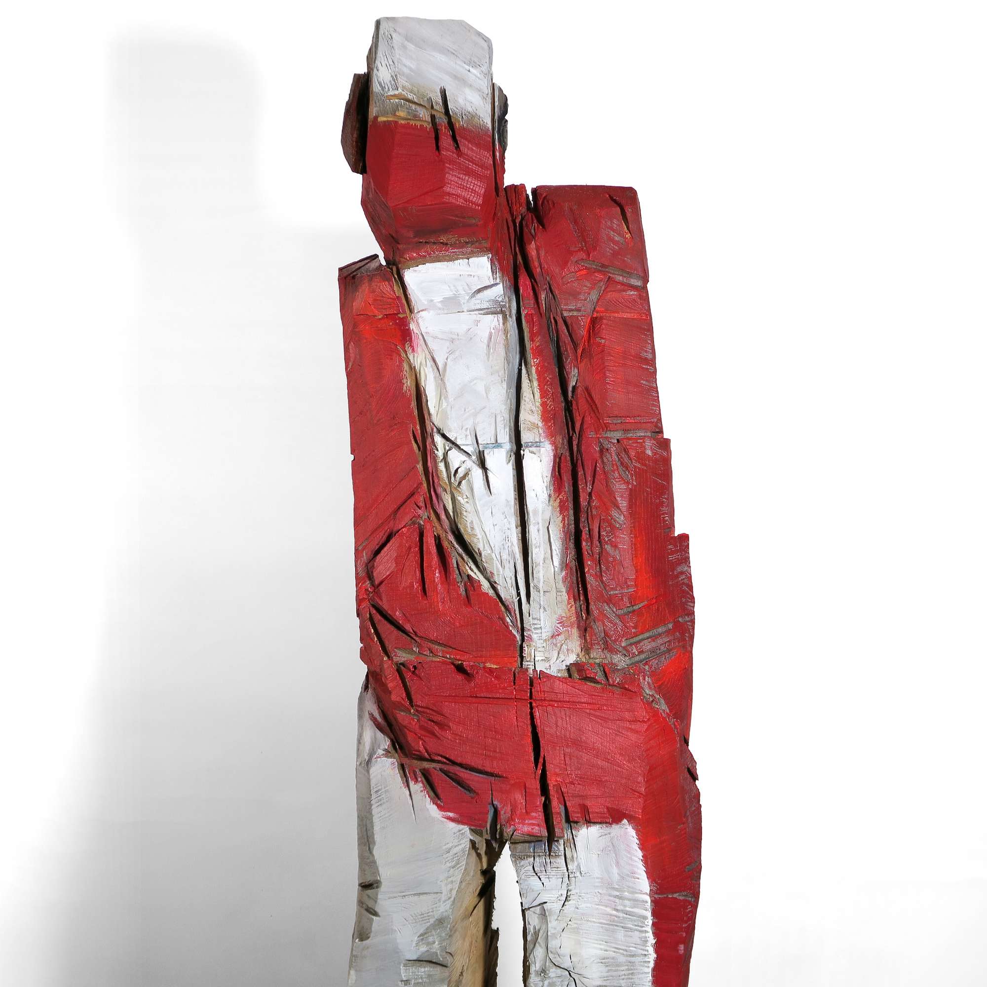 große Holzskulptur 'Bernhard' aus Eiche, rot und weiß gefasst, Nahaufnahme